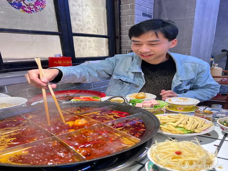 渝媒：李章洙在重庆被球迷请吃火锅，他直接吃的红锅微辣